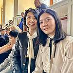 Emily與女兒書妍自2012年成為綠色和平月捐會員至今已逾10年。重視孩子教育的她，希望以身作則，在孩子心中種下懂得關懷弱勢、回饋社會、愛護環境的種子。