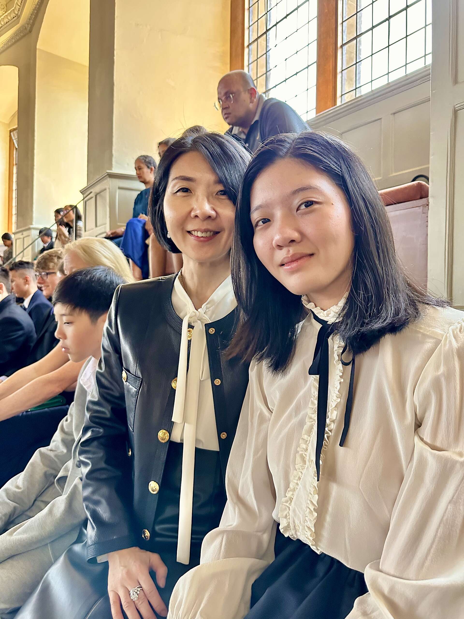 Emily與女兒書妍自2012年成為綠色和平月捐會員至今已逾10年。重視孩子教育的她，希望以身作則，在孩子心中種下懂得關懷弱勢、回饋社會、愛護環境的種子。