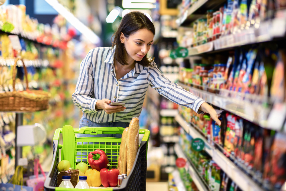 超市在層架擺上滿滿的商品，以視覺刺激消費者創造一種「取之不盡」的富足感，促使過度消費，甚至購買自己不需要的產品。