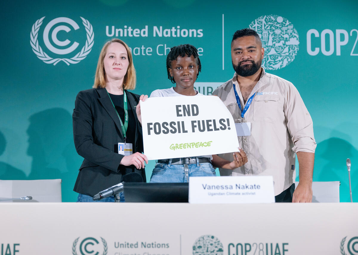 2023年12月12日，綠色和平與氣候倡議者於COP28聯合國氣候變遷大會記者會上，發布報告《今日的排放，明日的死亡》（Today's emissions, tomorrow's deaths），要求各政府代表終結化石燃料。