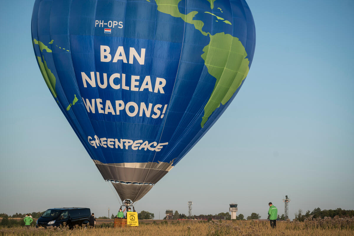 2020年，綠色和平行動者升起熱氣球，倡議要求禁止核子武器。