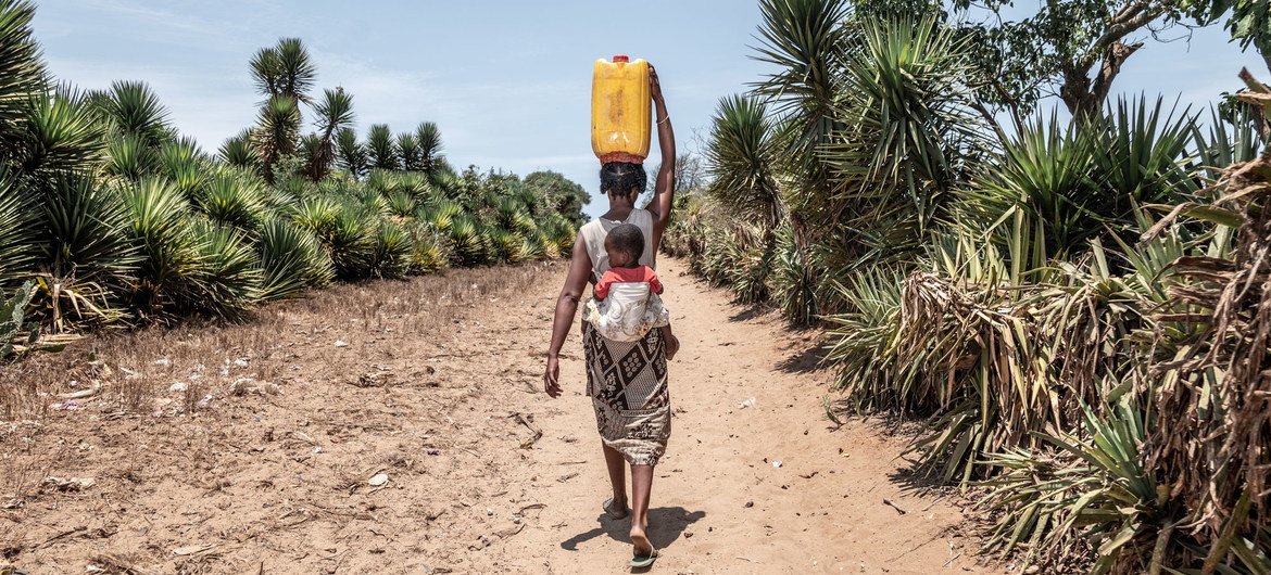 馬達加斯加的一名婦女每天須徒步14公里尋找乾淨的水源。