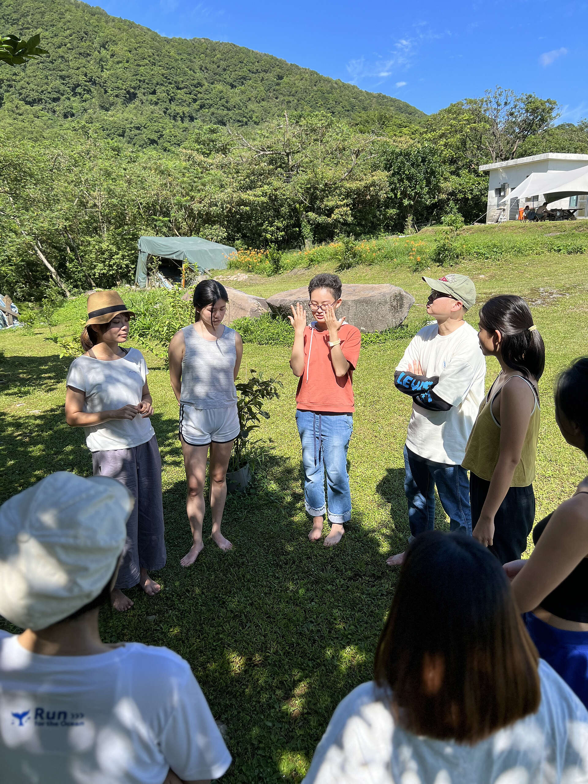 綠色和平志工們在夜幕下觀賞星空；白天時用五感感受自身與大自然的深刻交融。