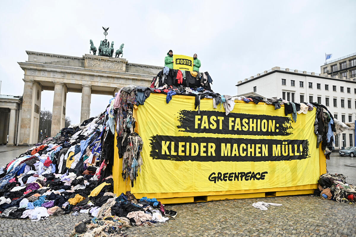 2024年2月5日，綠色和平在德國柏林舉辦「快時尚遣返」行動，自迦納運回1.9萬件衣物，總重達4.6公噸。布條上的標語寫著：「快時尚：衣物製造污染。」