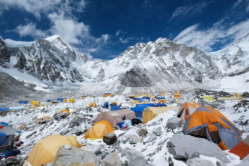 每年前往聖母峰登山的旅客越來越多，卻留下大量垃圾，平均每人製造約8公斤垃圾，對環境造成嚴重問題。