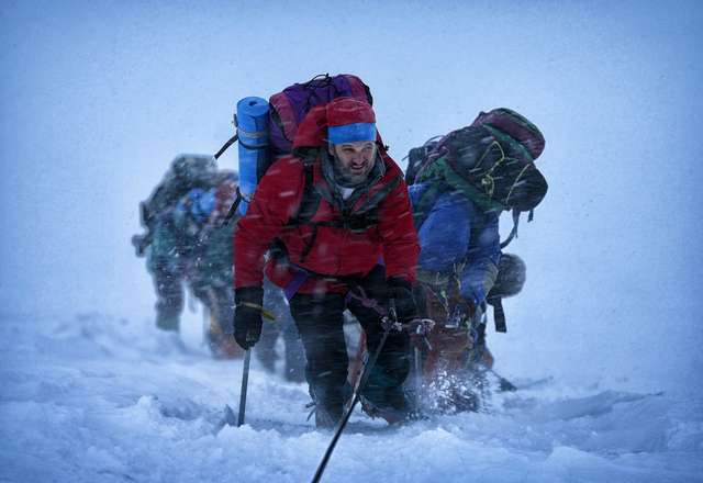 電影《聖母峰》呈現登山領隊Rob帶團員在風雪中咬牙前行，一圓登上聖母峰的夢想。