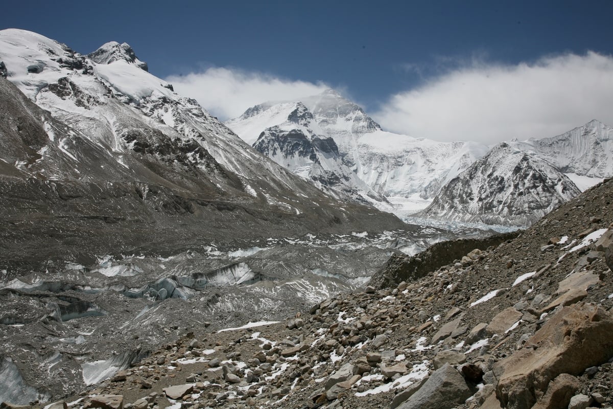 受氣候變遷影響，聖母峰上的冰川加速融化，使冰面越來越薄，也更容易發生雪崩。