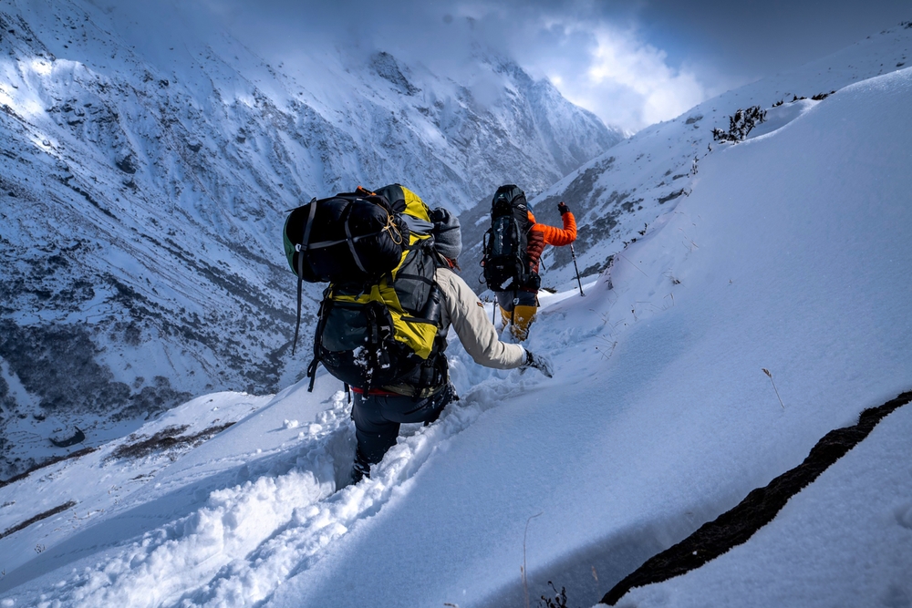 風雪中攀登高山的危險性很高，須要足夠的經驗和訓練，且具備理性判斷能力。