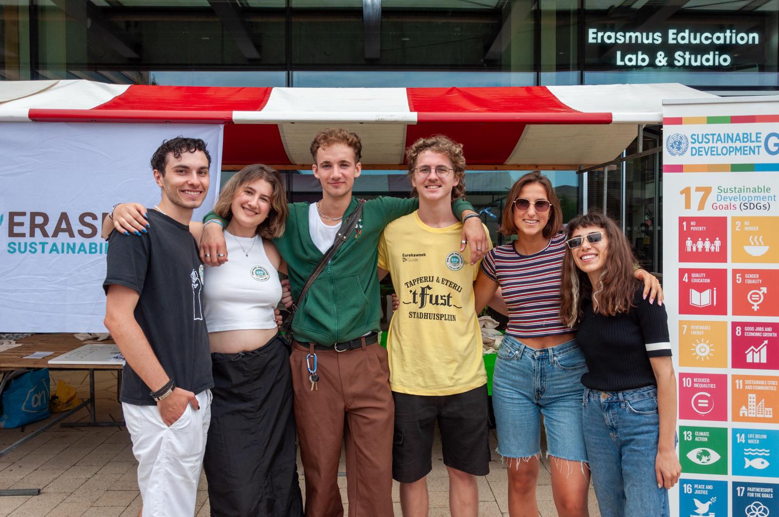 荷蘭伊拉斯姆大學永續發展社團(Erasmus Sustainability Hub)在新生活動中展示社團攤位,也溝通SDG的重要性,右二為目前的社團負責人Natasza。