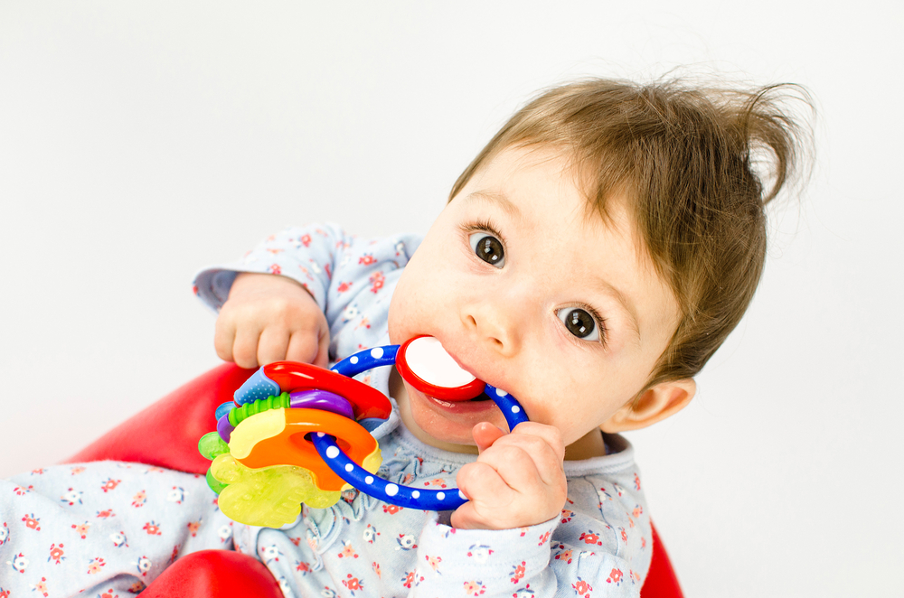 寶寶用嘴巴舔咬物品是發展過程必經的行為，但把塑膠物品放入口，恐有攝入毒化學物質的風險。
