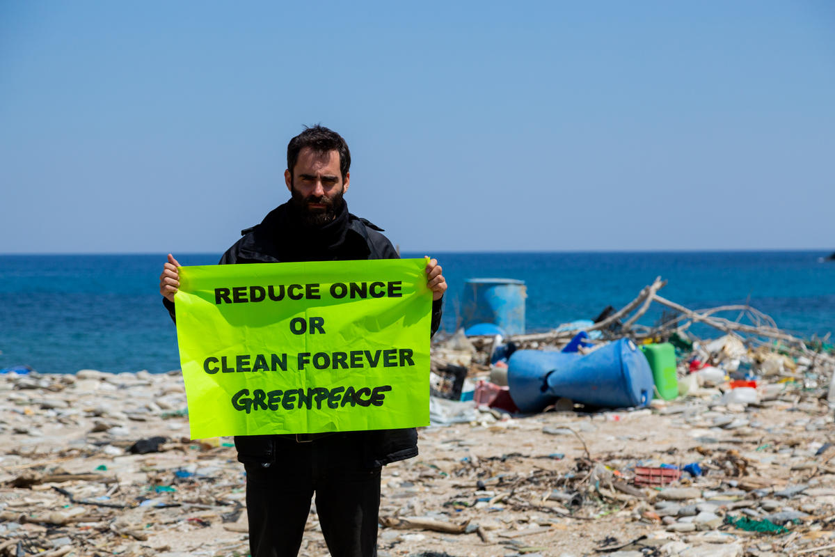 綠色和平希臘辦公室在2018年9月於希臘東北部的艾維亞島（Evia）淨灘，一共清出3,000件塑膠垃圾。時隔一年回到原地，大量垃圾重現海灘。照片中綠色和平行動者手舉標語為：減量，一次就行。否則，減廢永無止盡。