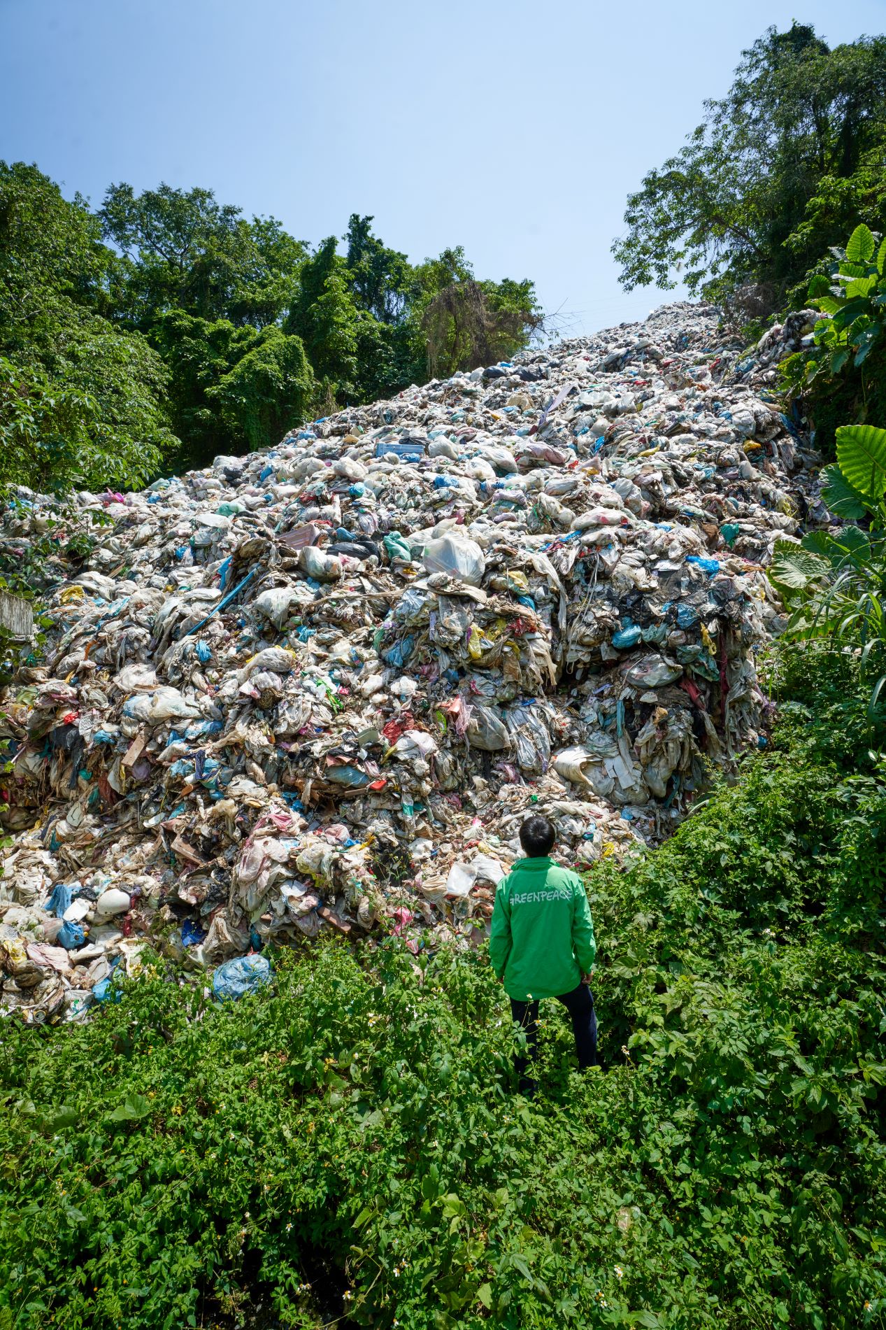 竹東垃圾暫置場並未設置圍欄，任垃圾往山腳滾落，形成一道長而厚實的垃圾瀑布。