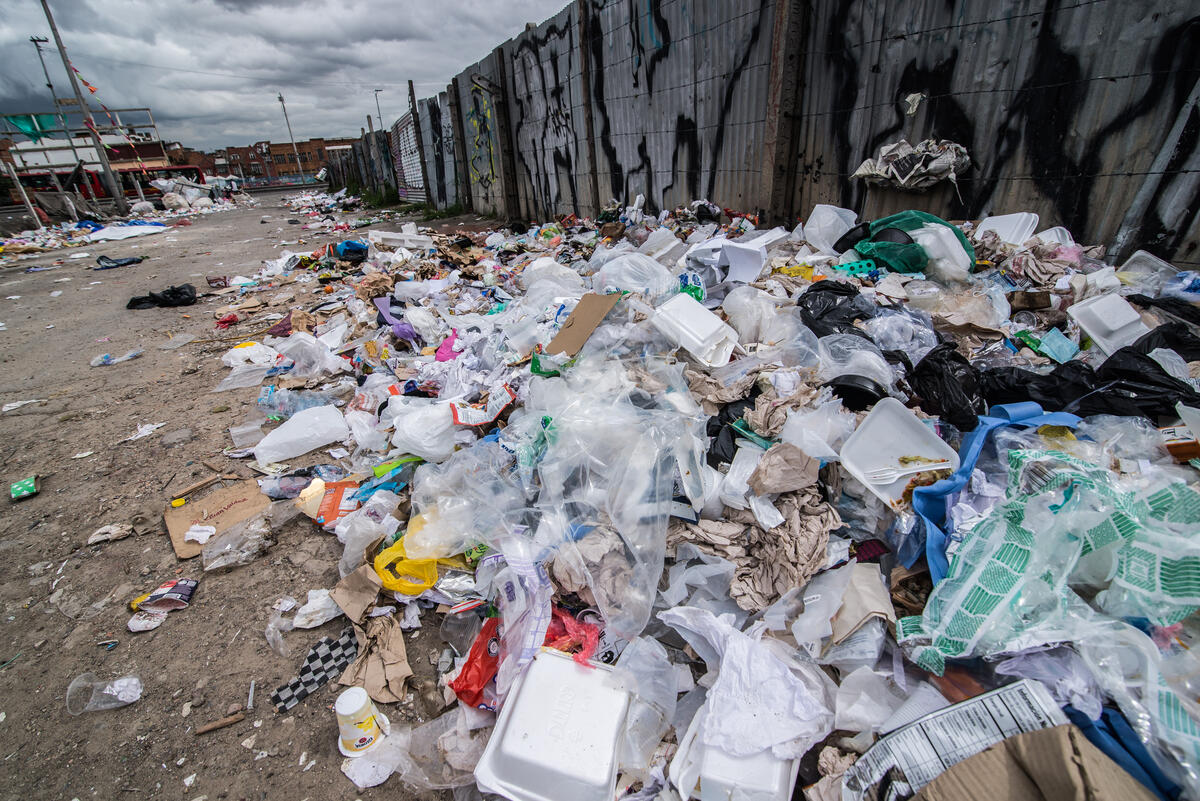 2023年5月，塑膠袋、保麗龍、食品殘渣和許多難以辨識的廢棄物佔據了哥倫比亞首都波哥大的街頭，蒙上一層污穢不堪的面紗。