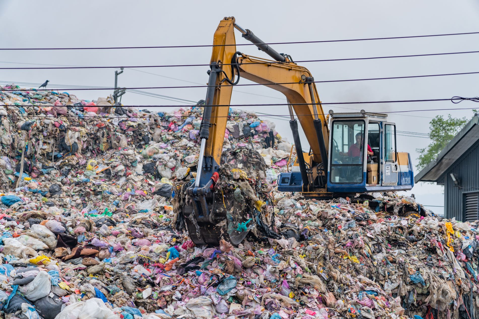 這座垃圾山位於中部某清潔隊辦公室旁的空地。原本是臨時垃圾暫置場，因垃圾去化量不足，已堆成一座高達 2 至 3 層樓高的垃圾山，嚴重影響清潔隊工作環境及周邊空氣品質。像這樣的垃圾山在全臺灣堆了至少 100 座。