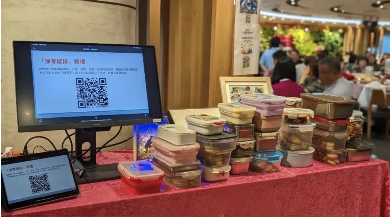 紹芸鼓勵親友自備容器來裝喜餅外，也特地選擇無動物性成分Vegan喜餅，讓任何素食類別的親友都可以安心食用！