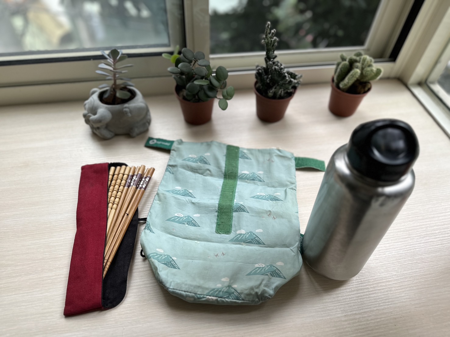 紹芸出門都會攜帶好幾雙筷子，提供給沒攜帶環保餐具的友人使用，久而久之好友也開始攜帶環保餐具出門！