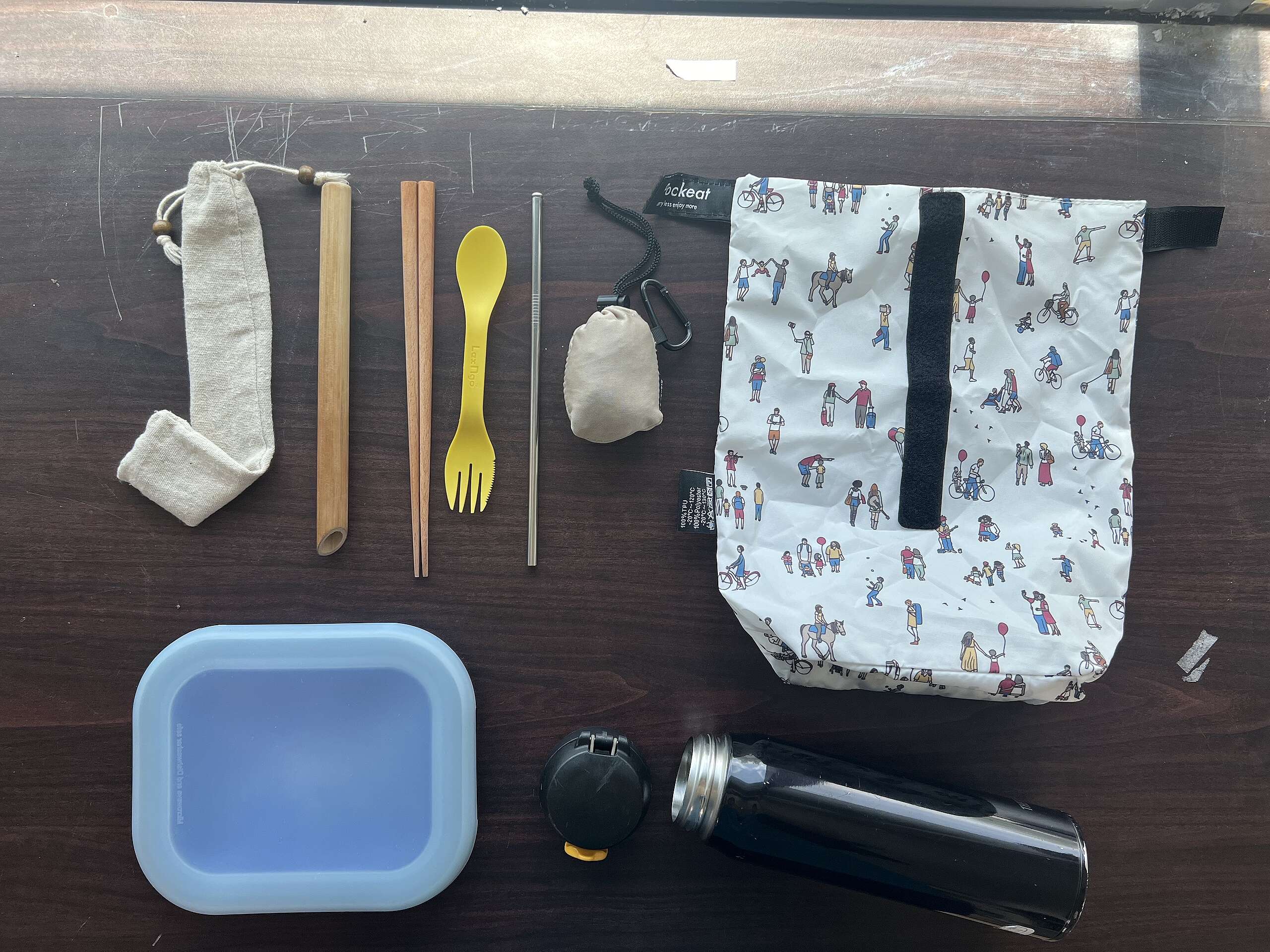 Ray在日常生活也落實源頭減塑，包包內會攜帶環保餐具、食物袋、環保杯以及購物袋。