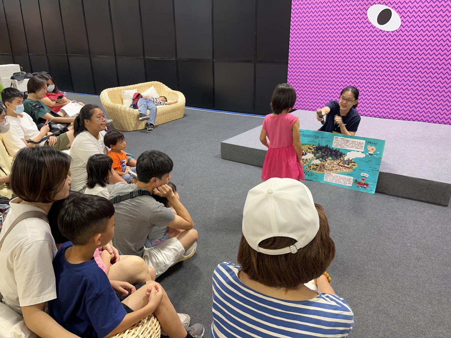 展會中的「沙龍」現場,Green Future為小小同學和家長導讀綠色和平繪本《我家不見了》。