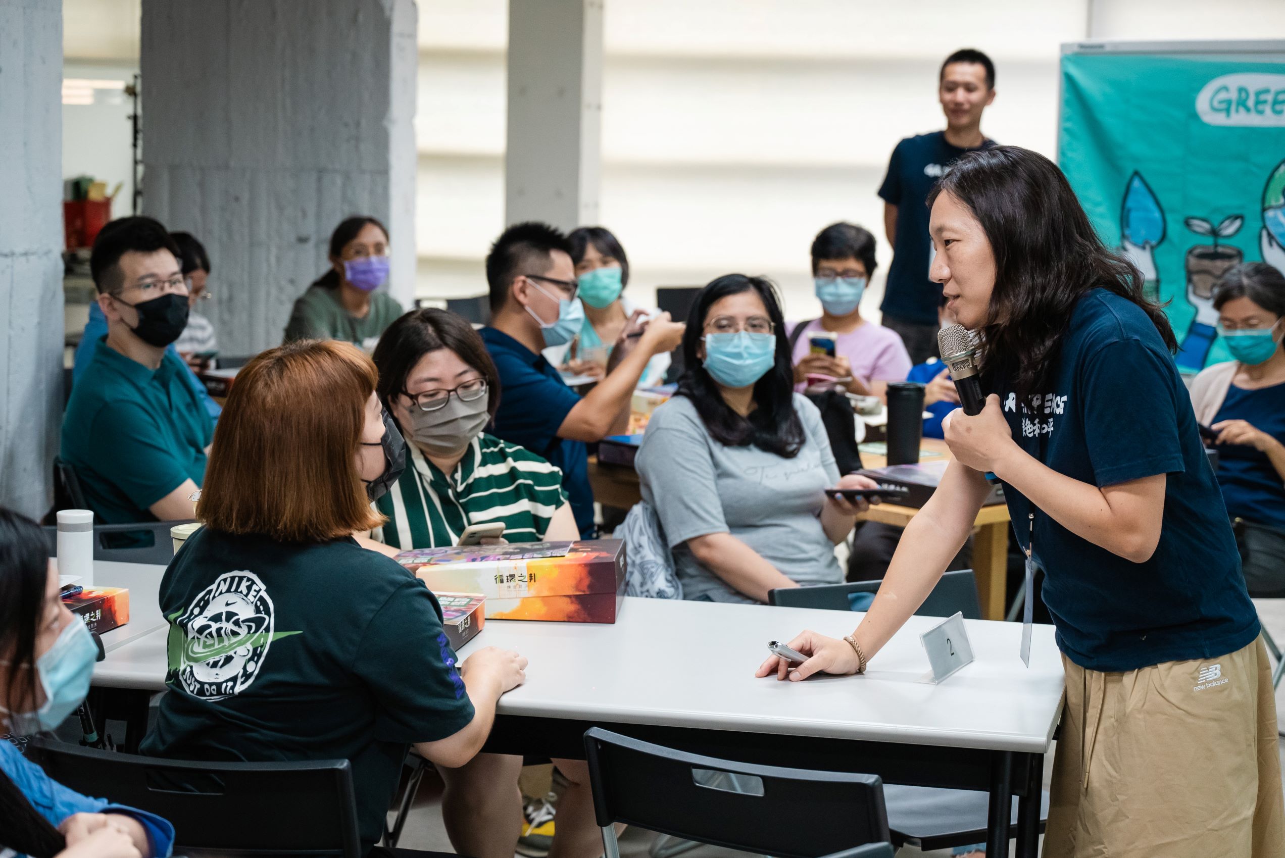 綠色和平氣候與環境教育專案主任黃尚卿在教師工作坊與第一線的老師們互動、促進知識交流,激發教師對環境教育的思考。