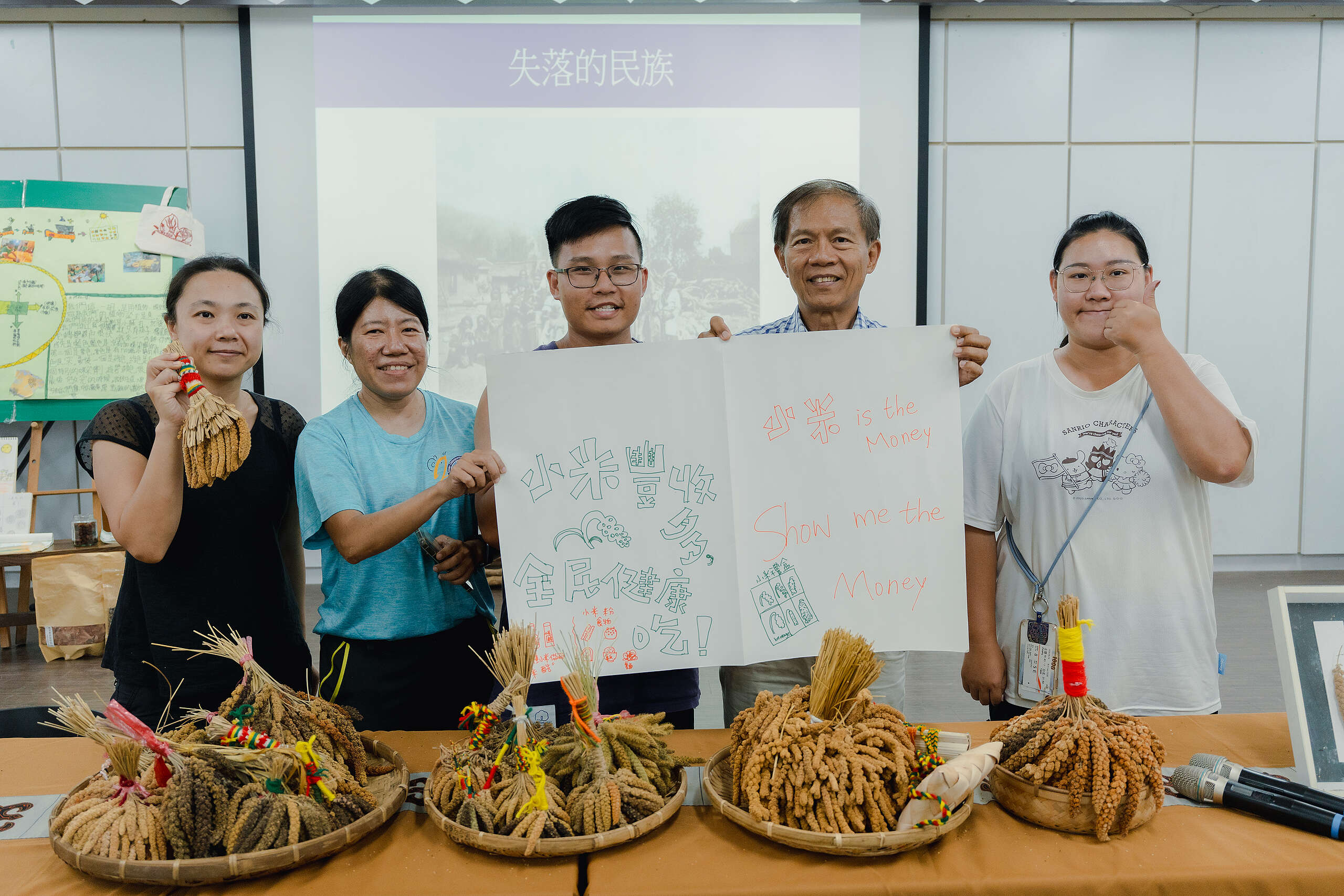 2024年6月,收穫滿滿的志工們在工作坊中分組討論與發想氣候倡議形式和標語,希望小米不只是餐廳中的一道小米粥,更能讓民眾認識到它作為一種傳統作物,承載著豐富的文化和環境議題。