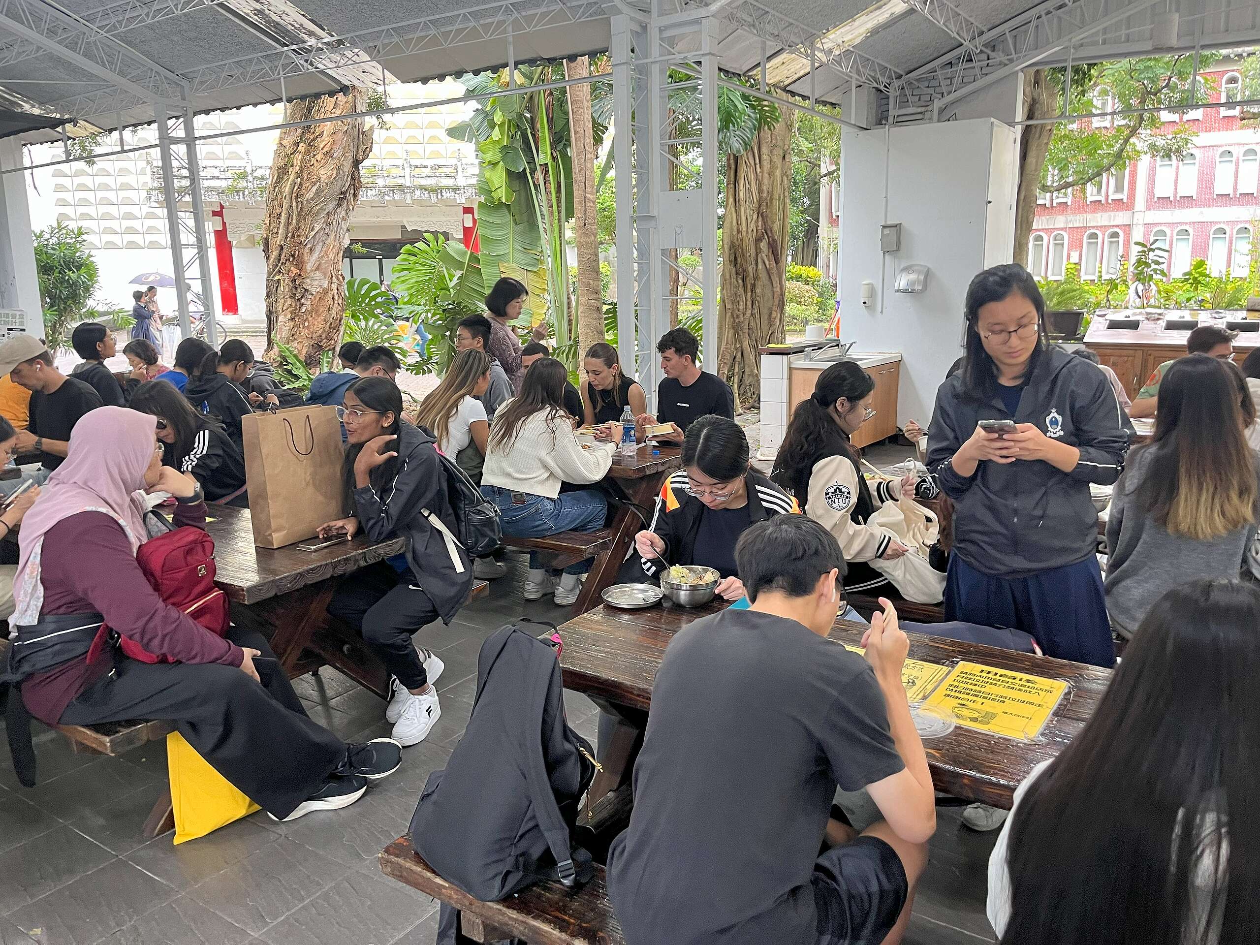 循環餐盒租借地點選在方便同學租借的用餐區可以直接享用。