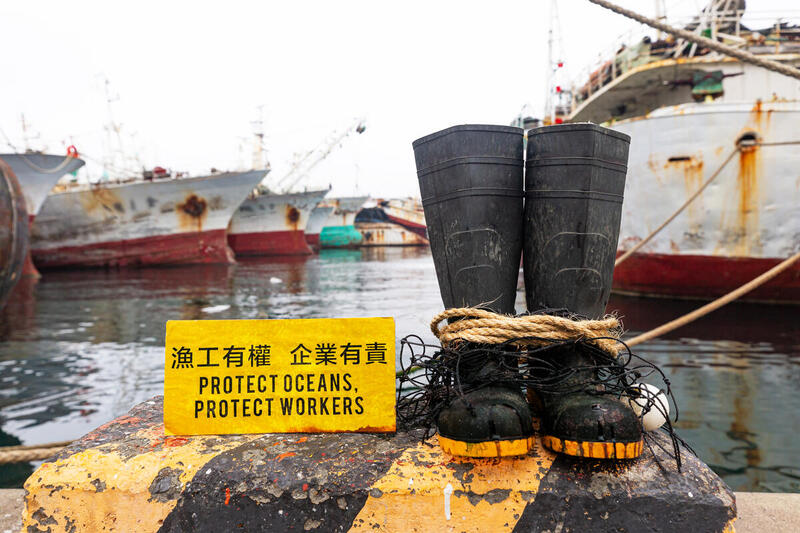 為聲援漁工運動，綠色和平臺北辦公室於遠洋漁業重鎮東港和前鎮漁港擺放標語與漁工雨靴，象徵漁工人權需受重視，並強調相關企業應負責。