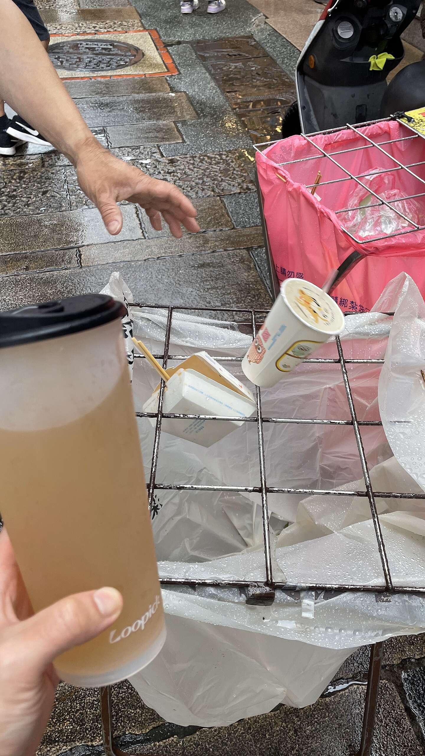 綠色和平志工拍攝使用循環杯減少垃圾量的示意照時,碰巧拍到遊客丟棄一次性餐具。