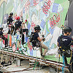 綠色和平出動22名行動者，於西門町鬧區進行巨型看板創作，揭露全聯每年製造至少1億個塑膠包裝，進一步危害野生動物。