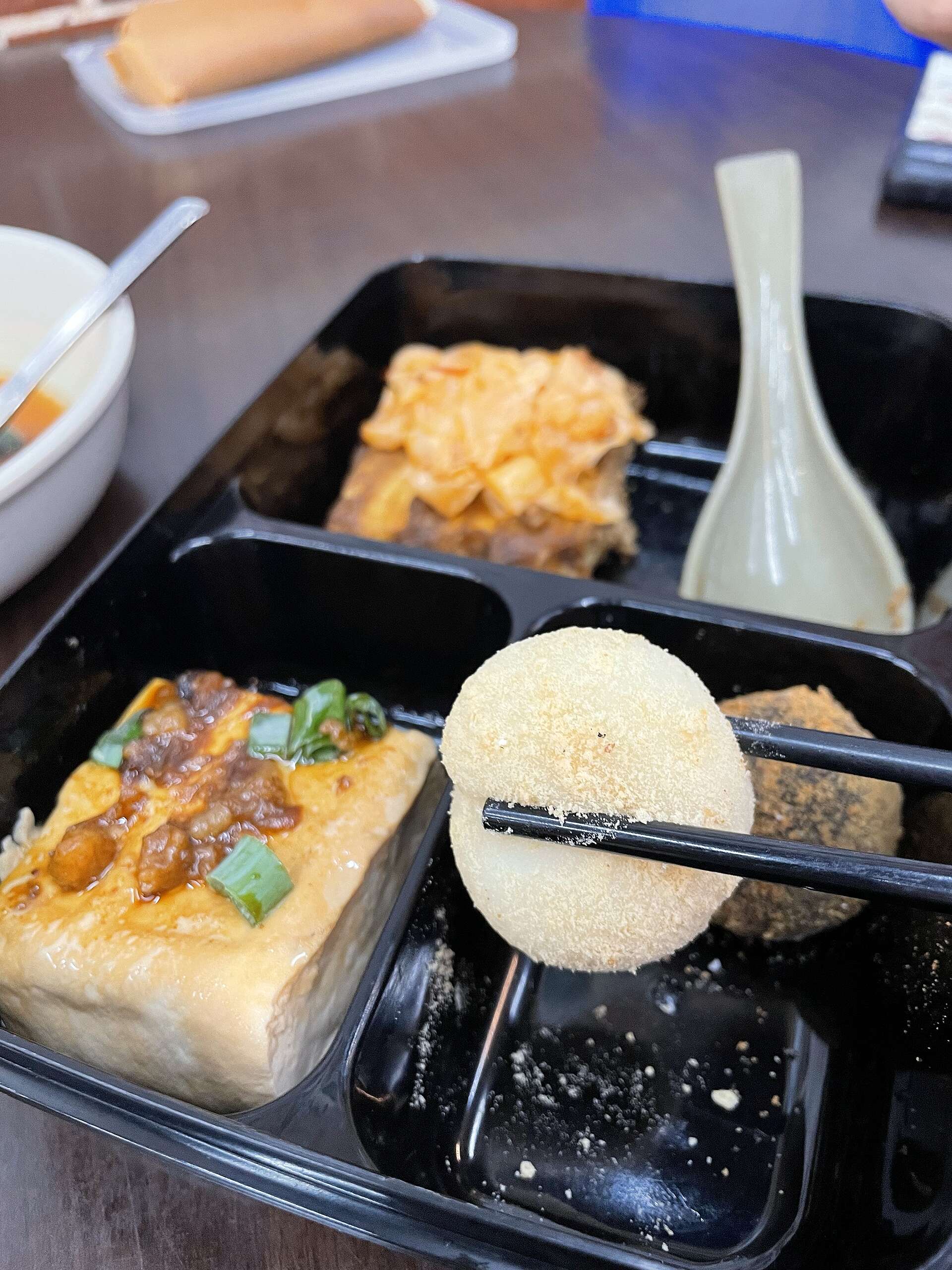 里長說,豆腐、綠竹筍、黑豬肉和文山包種茶是深坑四寶。那麼,無垃圾老街,能成為深坑的第五寶嗎?