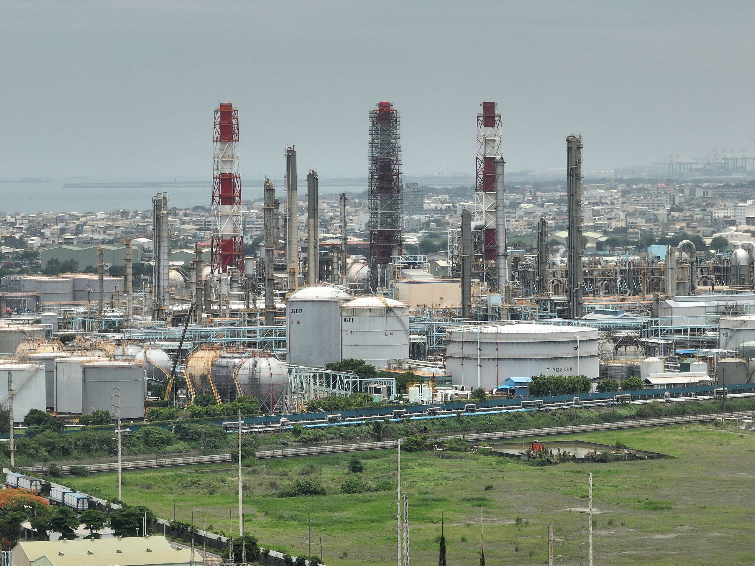 綠色和平研究盤點,全臺共有 191 處石化生產設施,分布於 13 縣市,其中約 910 萬人居住在距離石化工廠 5 公里的「高風險暴露區」,佔全臺人口近四成。