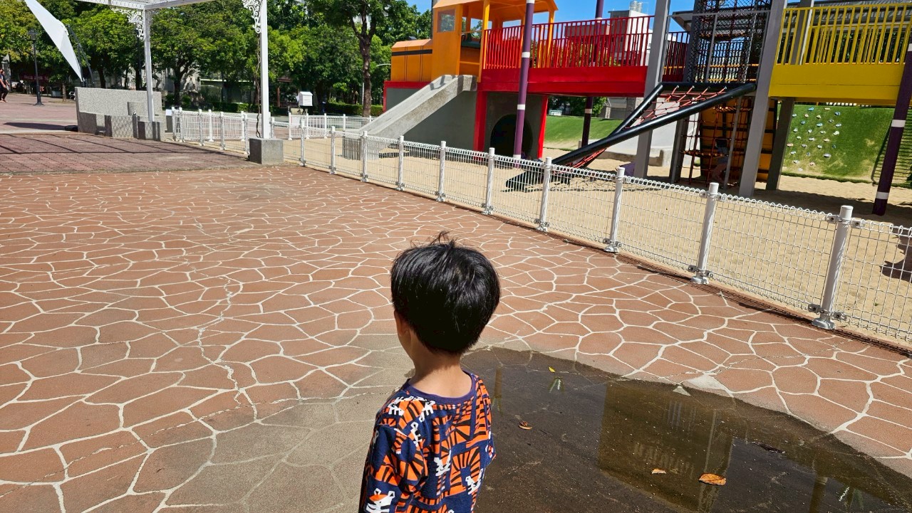 臺南仁德公園場:遊樂設施附近完全沒有遮蔽物,老師的孩子正準備前往沙坑遊玩
