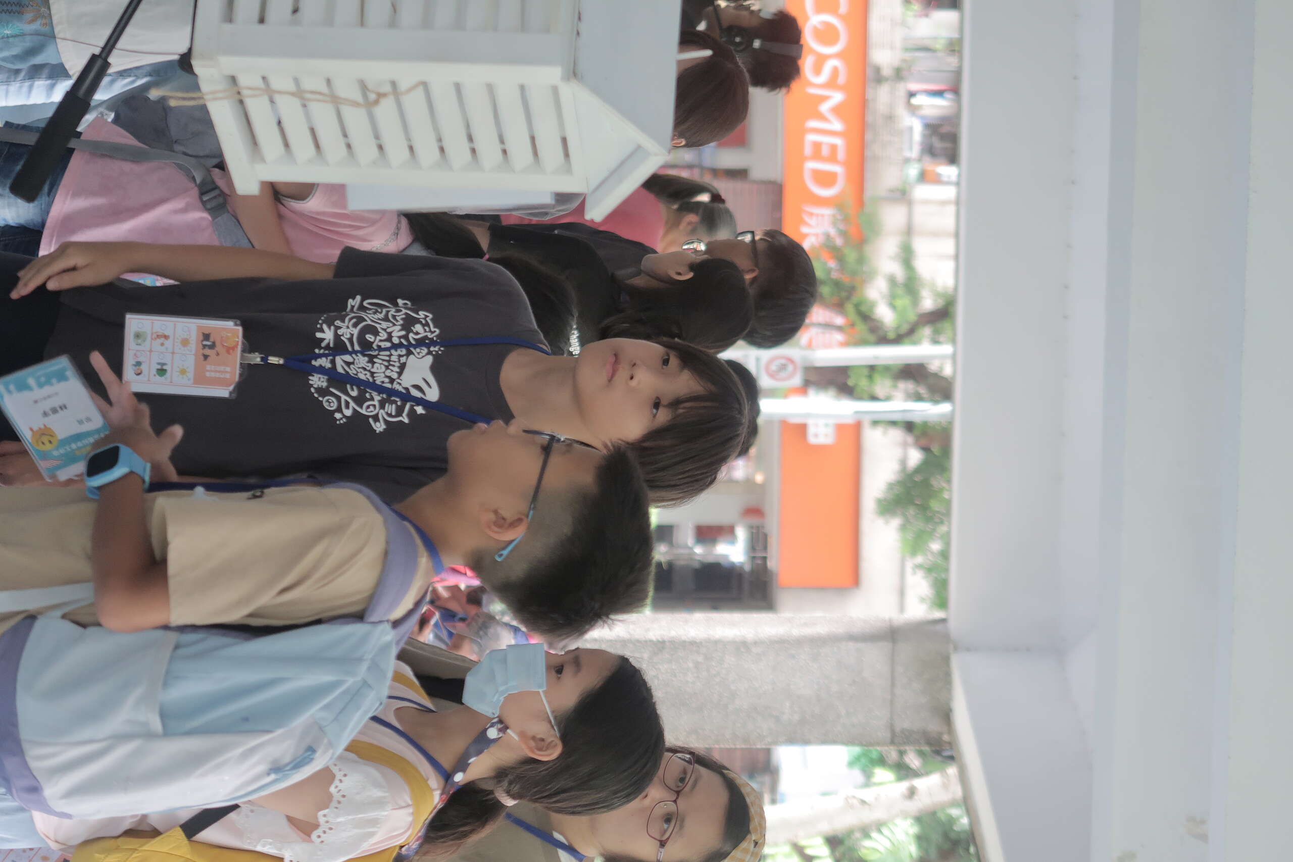 臺北萬華青年公園場:活動關卡設計讓孩子們能直接接觸並學習百葉箱的儀器