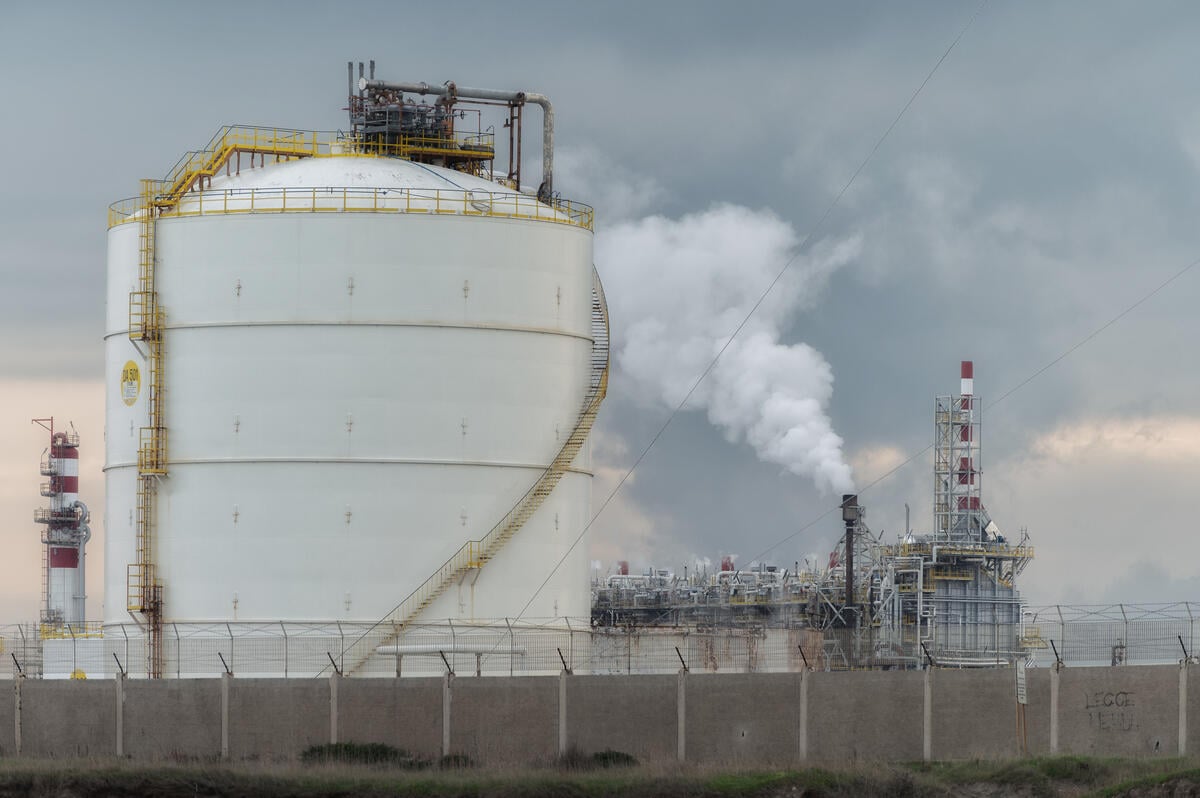 位於義大利布林迪西（Brindisi）的義大利國營石油企業 Eni 集團石化廠。 © Giuseppe Lanotte / Greenpeace