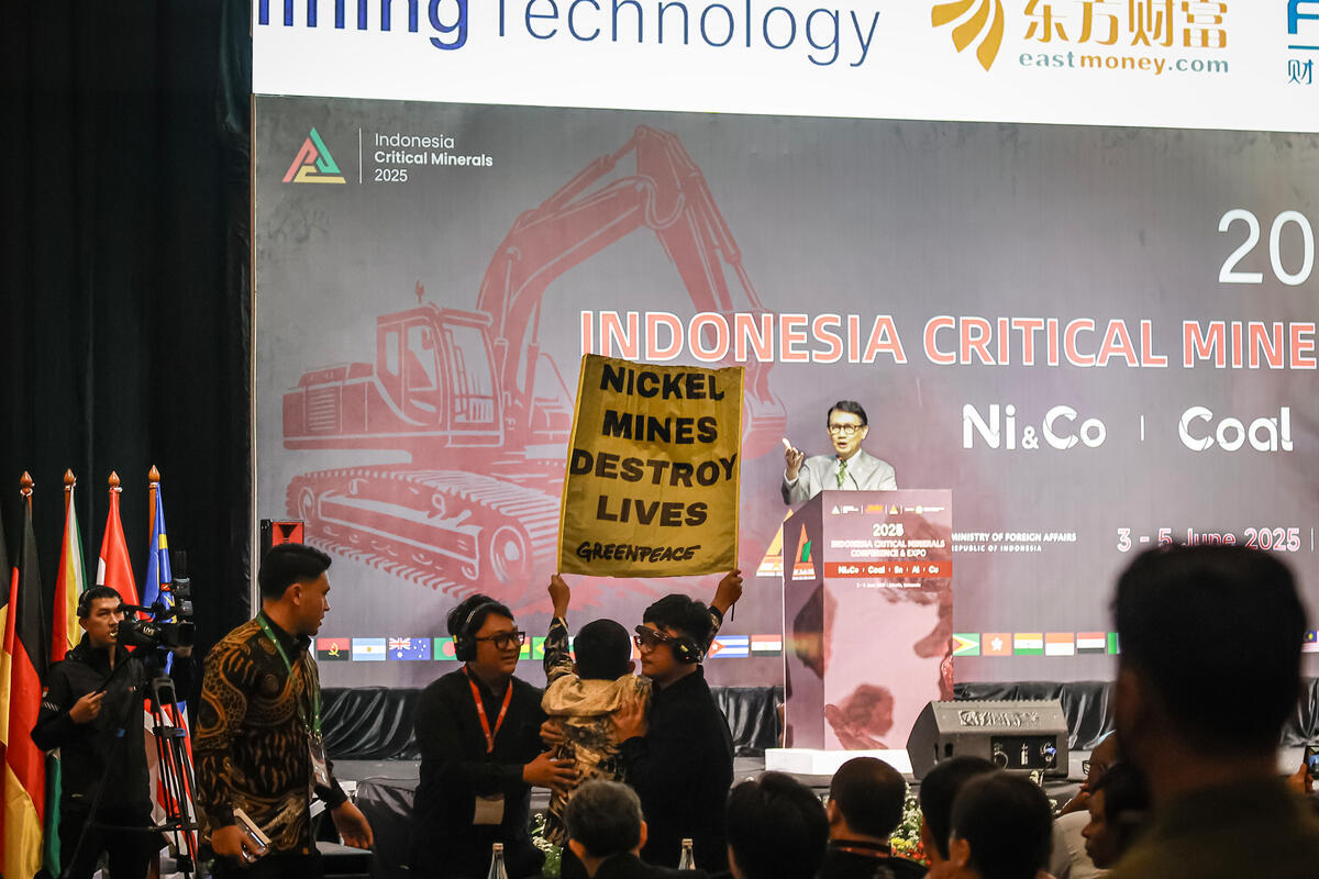 2025 年 6 月,在雅加達舉行的印尼關鍵礦產會議(Indonesia Critical Minerals Conference)上,印尼外交部副部長於發表演說同時,綠色和平印尼辦公室的行動者以及四名來自四王群島(Raja Ampat)的西巴布亞青年發起和平抗議,揭露鎳礦開採對環境與社會造成的嚴重衝擊。