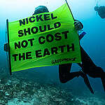 綠色和平行動者在印尼西巴布亞省四王群島卡威島西岸海域舉起布條，訴求「鎳礦開採不應以地球為代價」。