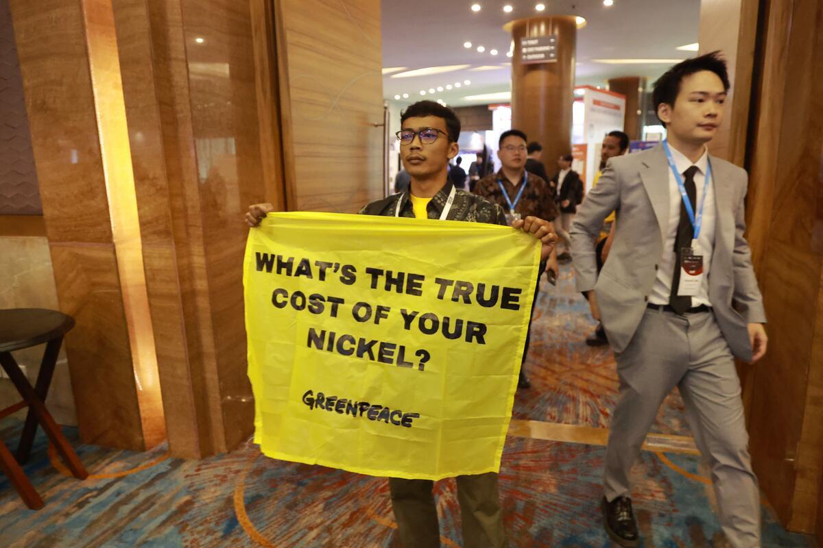 綠色和平與當地青年發起和平抗議,行動者展開的布條上寫著「你的鎳礦的真實成本是什麼?」指出鎳礦開採對於四王群島當地生態與社區的破壞。