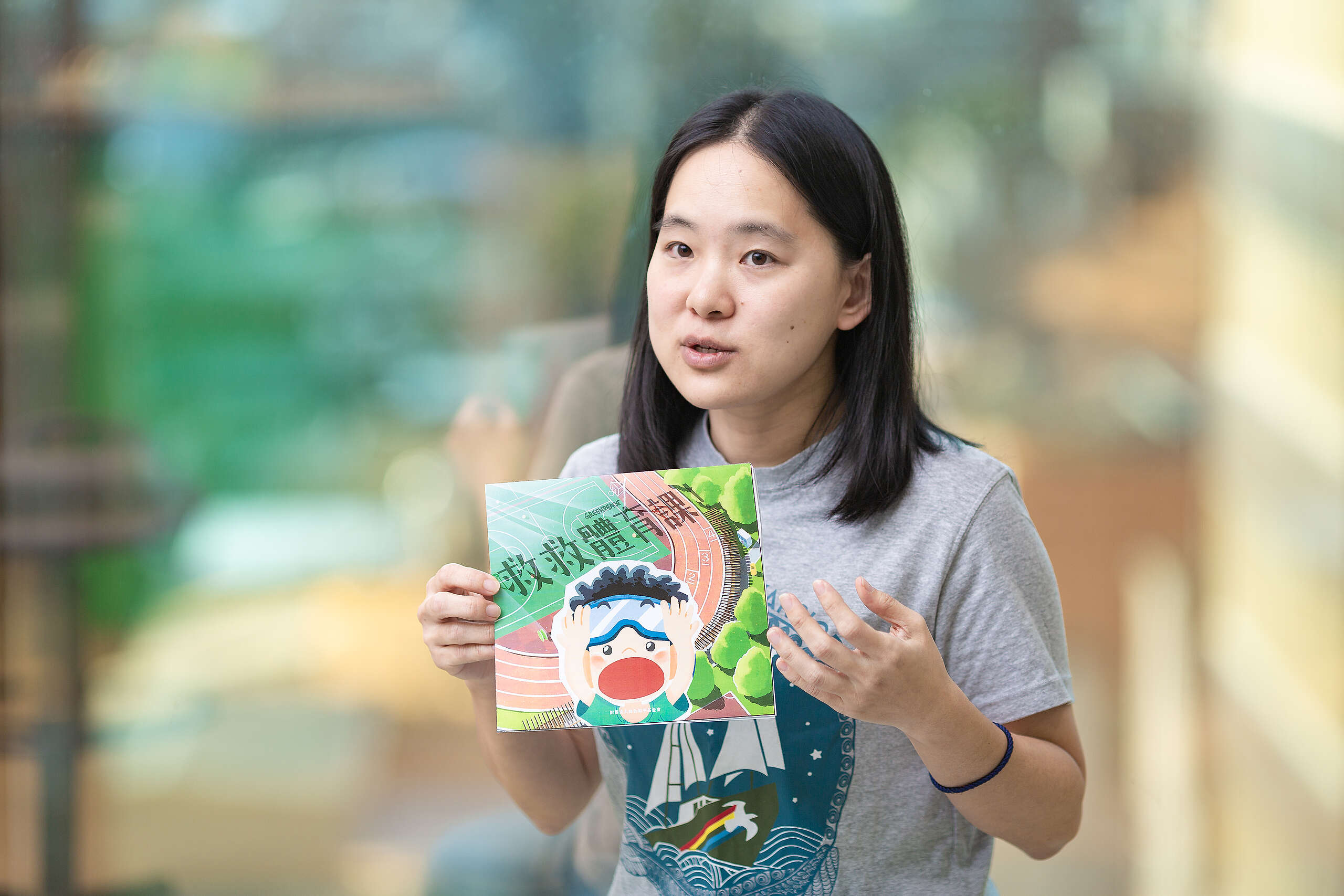 繪本編輯德瑜，分享《救救體育課》的故事。