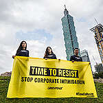 綠色和平臺北辦公室在地標 101 大樓前展開布條，表達倡議者無懼威脅，堅定守護公民正義與言論自由的精神，確保任何人都有為環境發聲的自由！