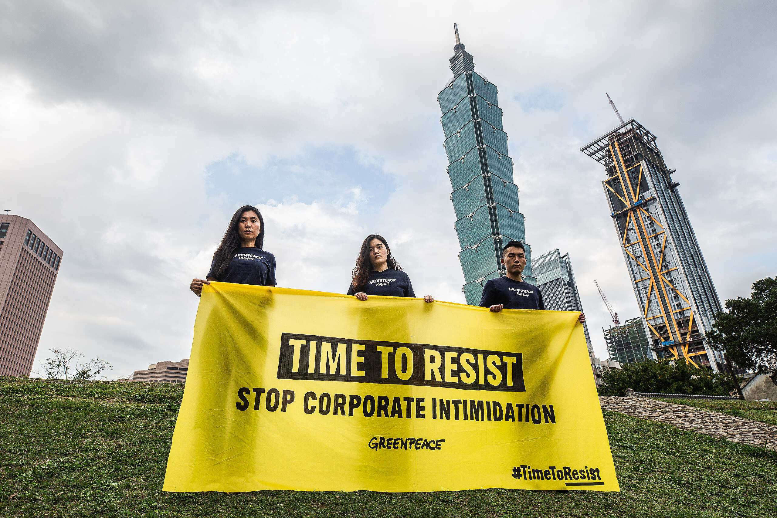 綠色和平臺北辦公室在地標 101 大樓前展開布條，表達倡議者無懼威脅，堅定守護公民正義與言論自由的精神，確保任何人都有為環境發聲的自由！