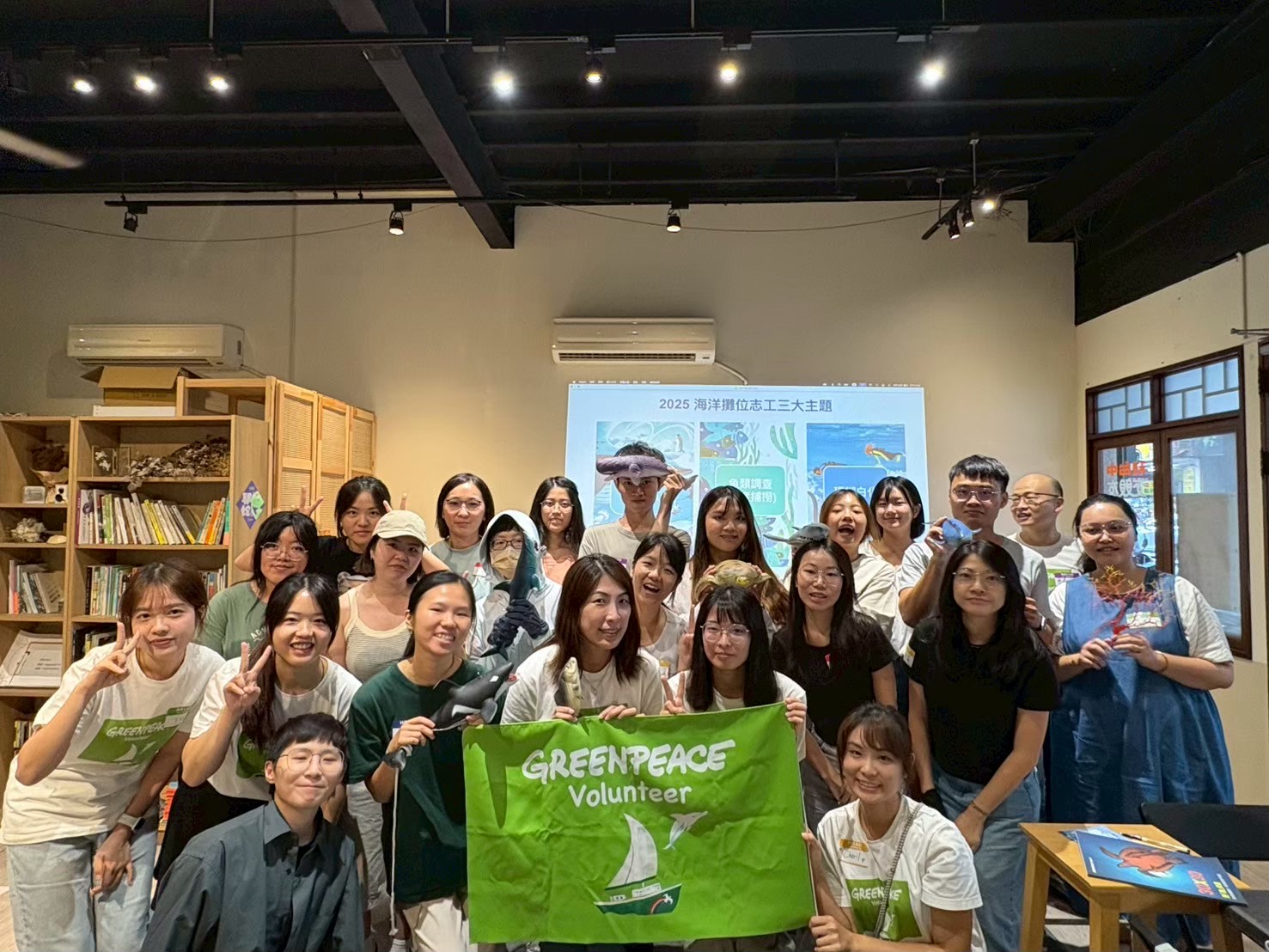 第二屆的海洋攤位志工計畫訓練營於 2025 年 8 月 16 日至 17 日舉辦，參與專案計劃的志工人數為 19 人，一樣分成三組：「珊瑚白化」、「海洋保護區」以及「過度捕撈」。© Greenpeace