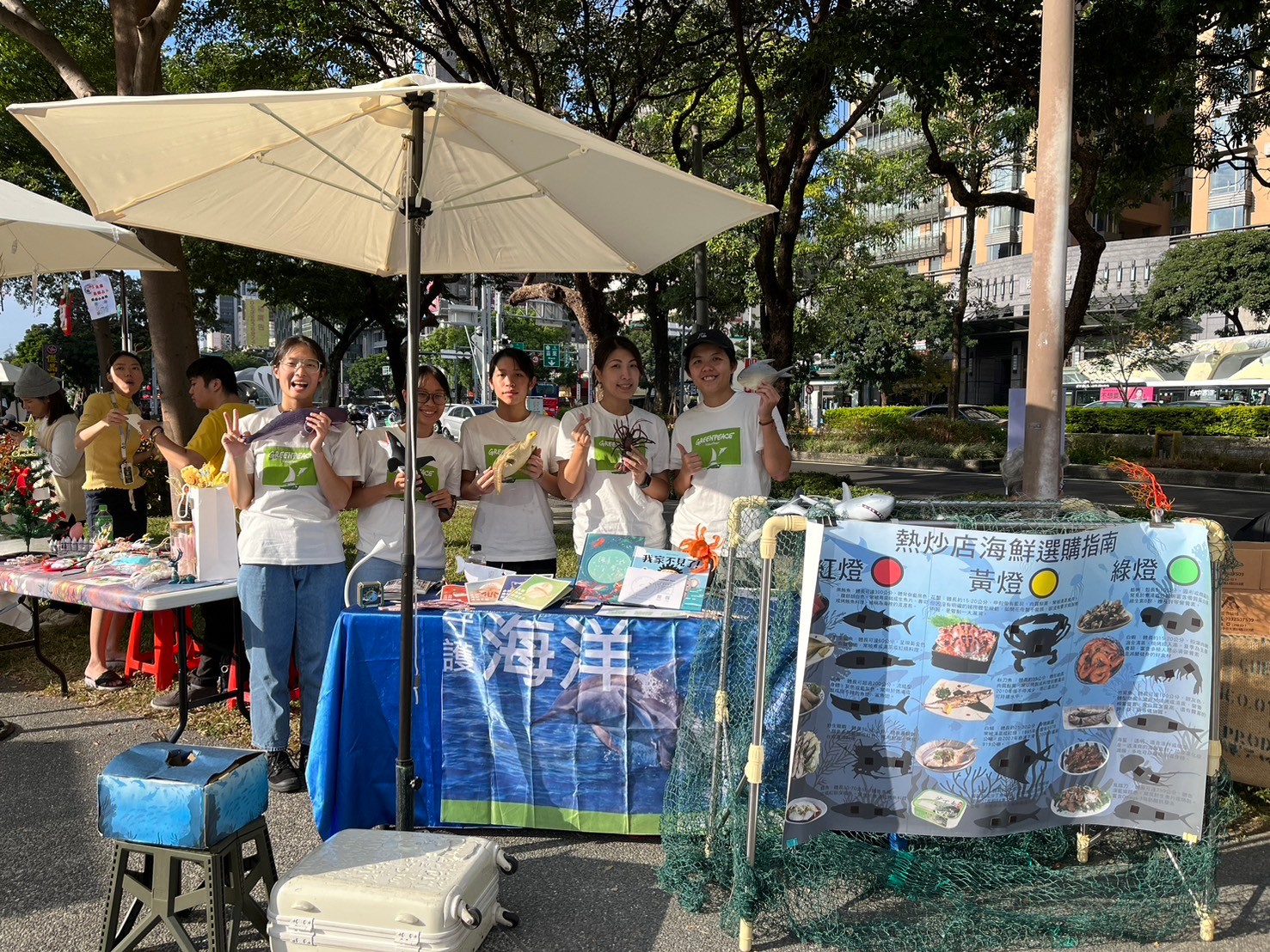 志工們將繁瑣的永續海鮮挑選指南簡化為直觀的「紅、黃、綠燈」的概念。綠燈： 資源尚豐（可以常吃）。黃燈： 資源減少（偶爾吃）。紅燈： 瀕危（儘量不吃）。© Greenpeace