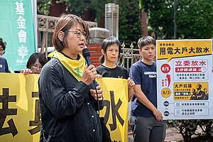 主婦聯盟環境保護基金會南部辦公室主任 陳婉娥表示：「賴政府在能源轉型政策不斷向資本退讓，不只忽視能源轉型的重要性，更拖慢淨零目標的達成！我們要再次呼籲，能源轉型已經沒有退路！現在我們需要的是盡快強化國家用電韌性網絡，產業、民間一起打造台灣能源安全網！」