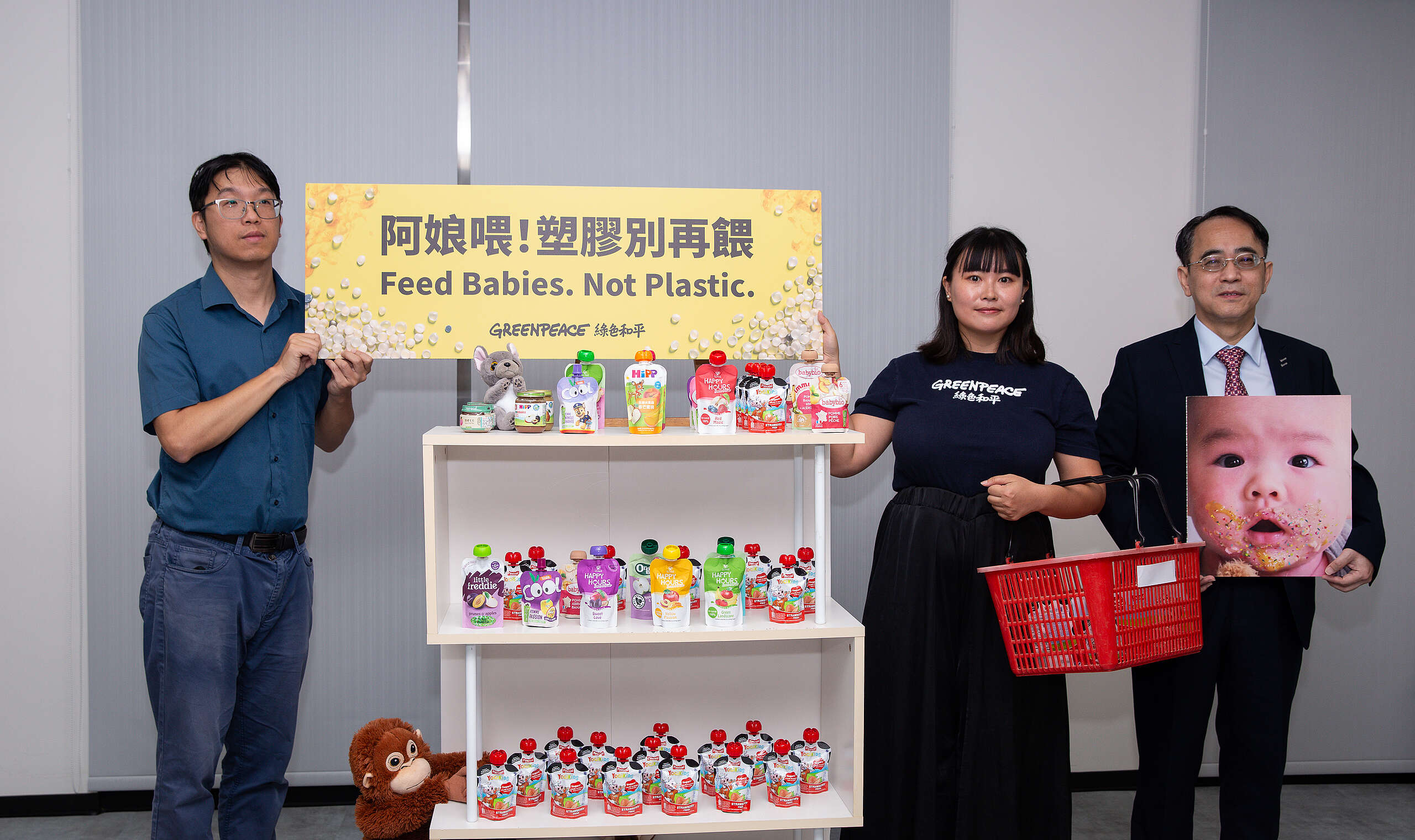 綠色和平媒體與推廣主任羅綺,與二位專家包括臺北醫學大學食品安全檢驗暨機能發展研究中心主任蕭伊倫(左)、林口長庚醫院腎臟科顏宗海醫師(右),共同呼籲衛福部食藥署及相關部會採取行動,完善食品包材管理,並應從源頭減少不必要的塑膠生產,優先淘汰不必要且具風險的一次性塑膠產品與包裝。