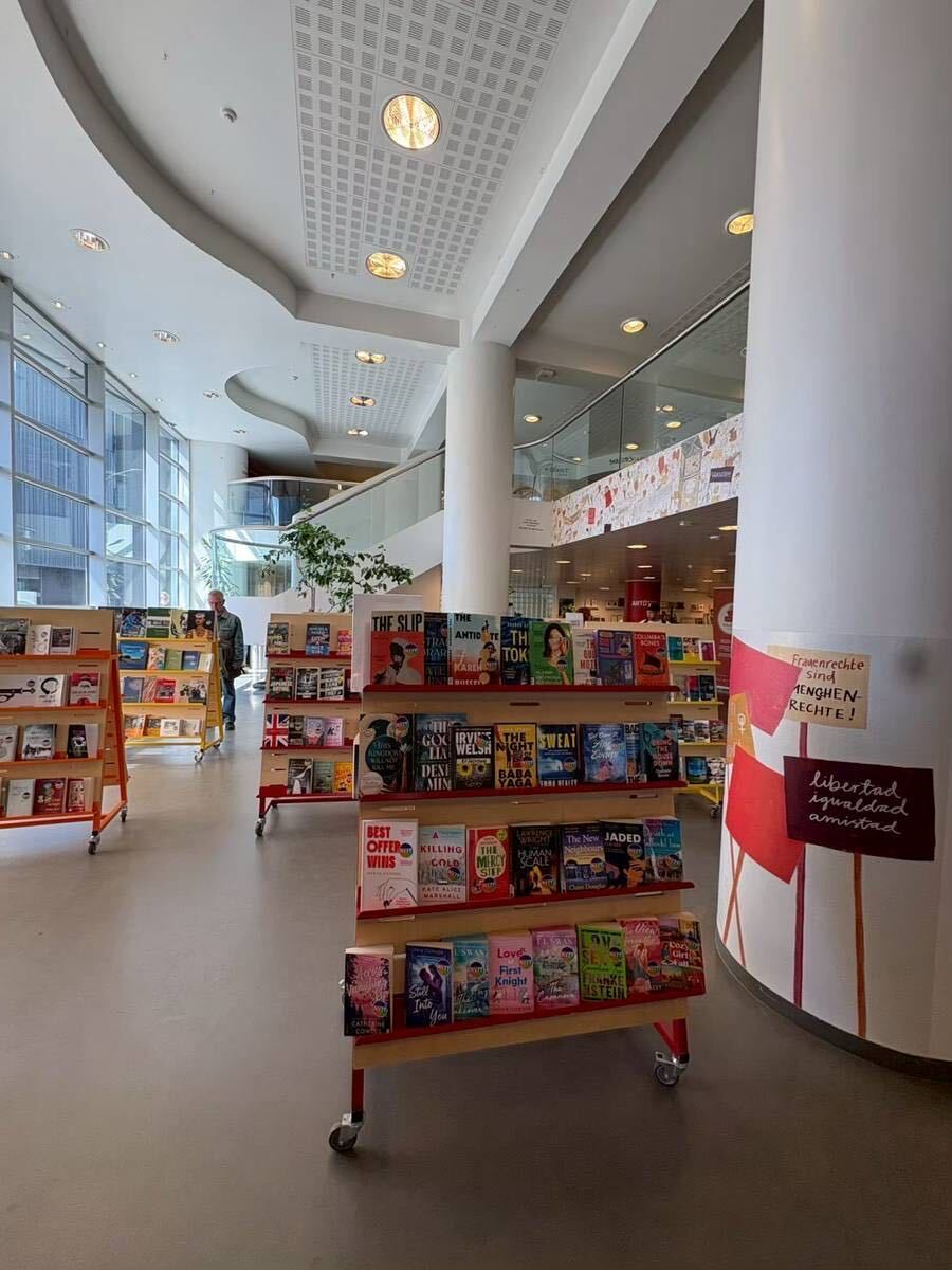 雷克雅維克市立圖書館一樓寬敞明亮。