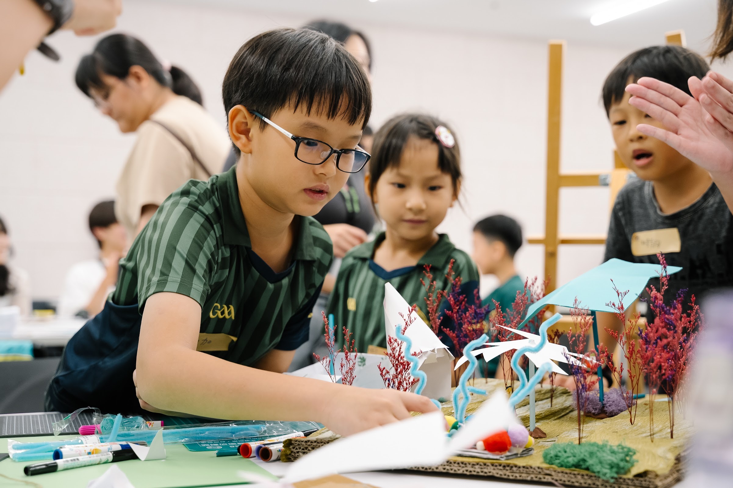 小朋友在工作坊中親手設計、打造噴水池，讓公園降溫。