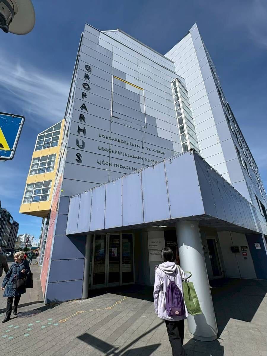 綠色和平一套三本繪本，捐贈給雷克雅維克市立圖書館。