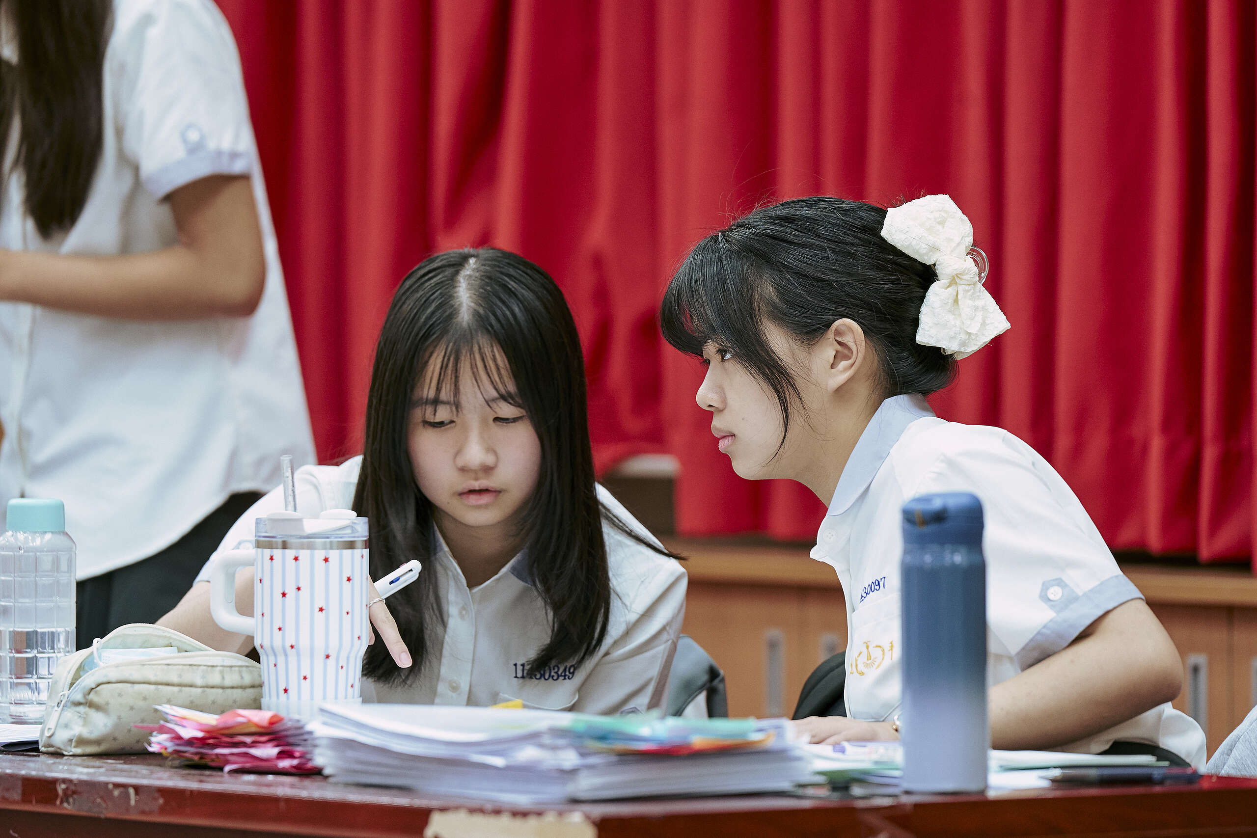 一場辯論賽,帶來和講座、課程、營隊不同的學習體驗,包括扮演正方與反方,站在不同角度檢視矛盾與利弊。