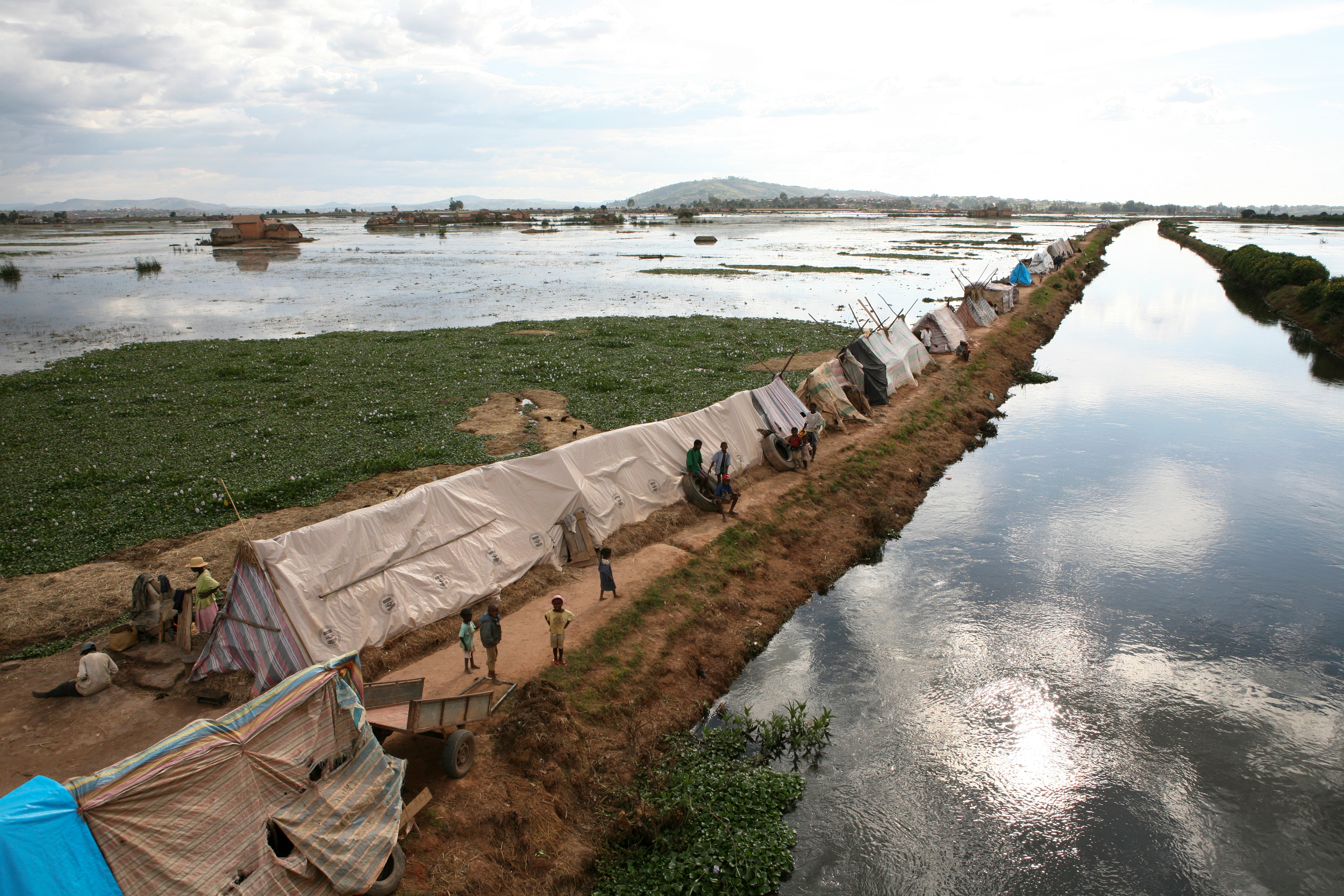 馬達加斯加幾乎每年都會遭颶風和洪水襲擊，照片為2007年時拍攝，紀錄流離失所的居民被迫在堤岸上紮營。