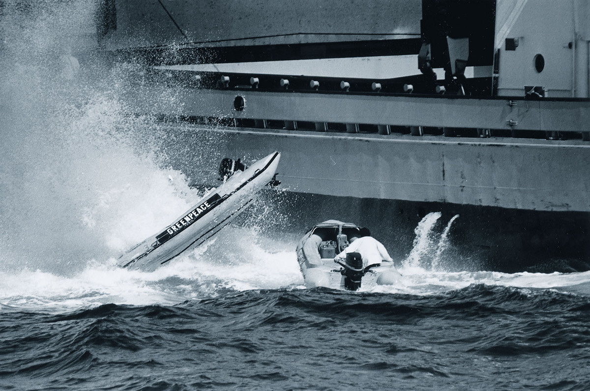 1982年，Pierre Gleizes 見證了綠色和平行動者搭乘汽艇，抗議船隻Rijnborg號在北大西洋傾倒核廢料，卻被從船上掉落的兩個廢料桶擊中，使汽艇翻覆，造成行動者Willem Groenier受到嚴重傷害。