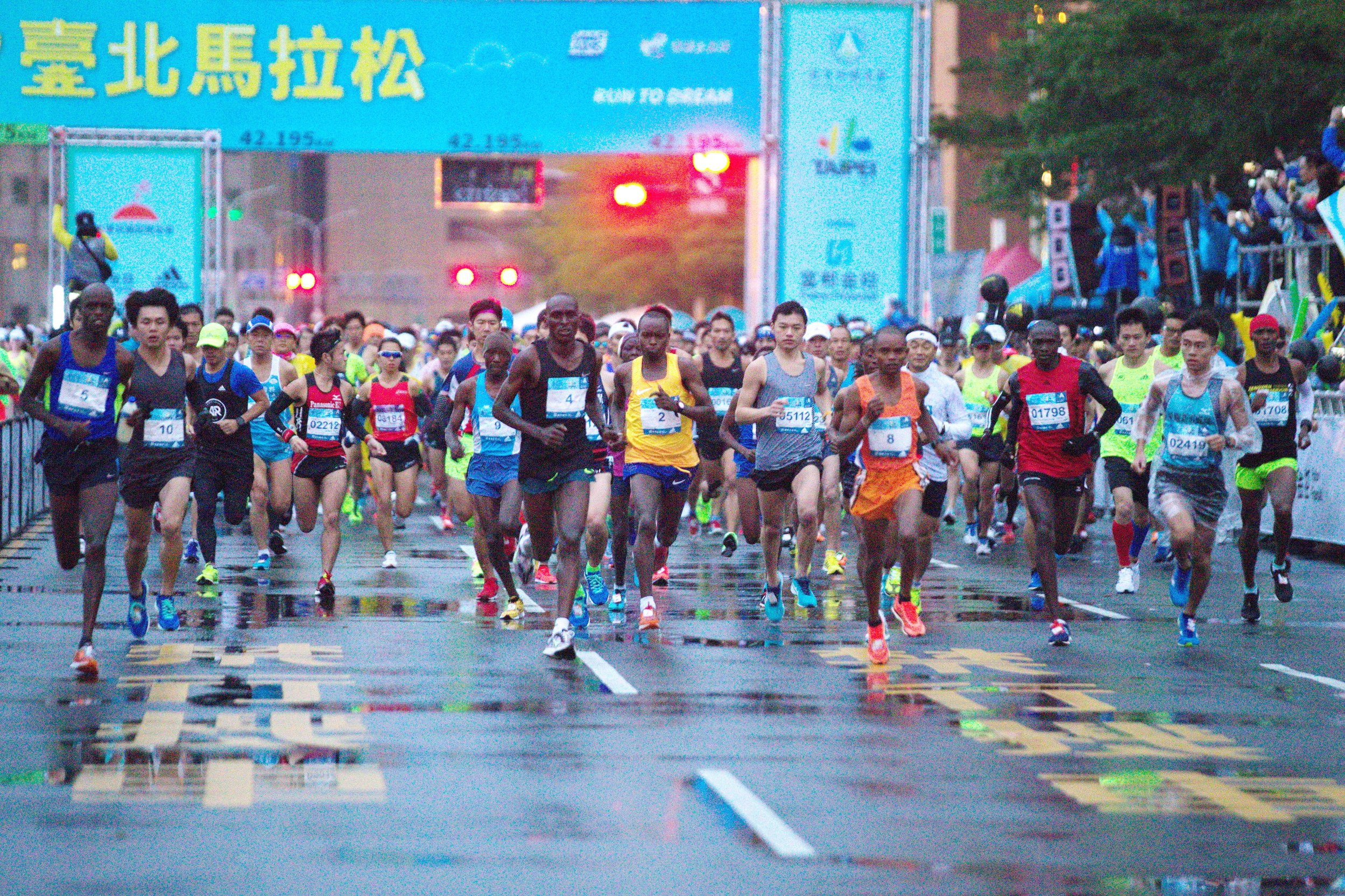 臺北馬拉松為知名國際賽事之一，每年吸引數以萬計的跑者共襄盛舉。